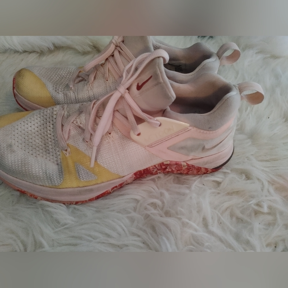 $10 START! Nike Metcon Pale Pink & White Women's Runner's ~ Size 8.5